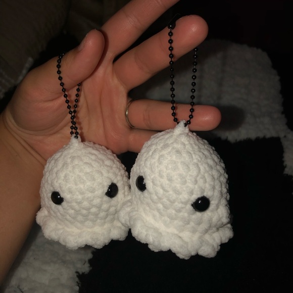 (Bundle of 4) Crochet Ghost Keychains👻 - Picture 3 of 7